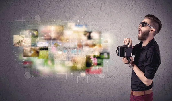 Joven hombrecon barba tomando fotos vintage — Foto de Stock