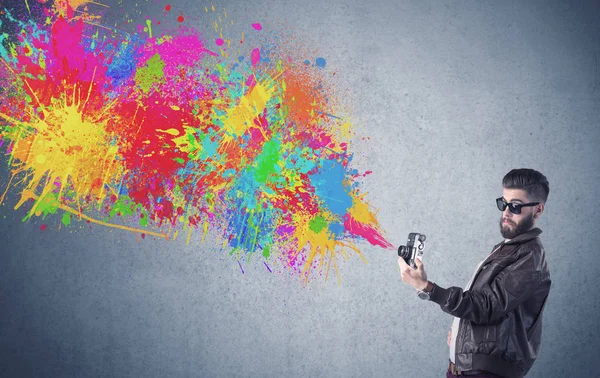 Kamera ve boya sıçratan hippi adam.