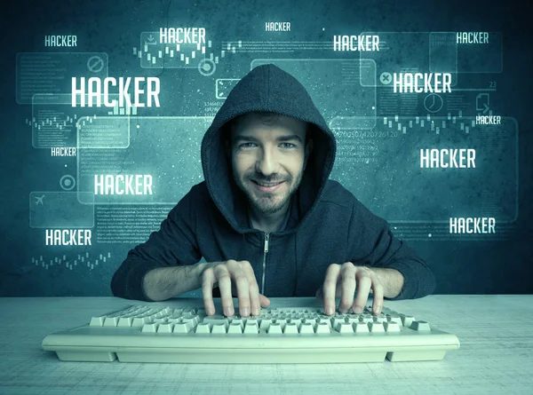 Hacker com teclado e óculos — Fotografia de Stock