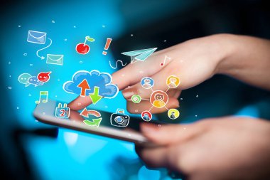 Tablet ile sosyal simgeler dokunmadan parmak
