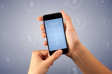 Akıllı telefon tutan bir kadın.
