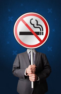Hiç Sigara İçilmez işareti tutan işadamı