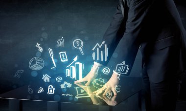 Teknoloji akıllı tablo iş ikonları/simgeleri ile dokunmadan adam 