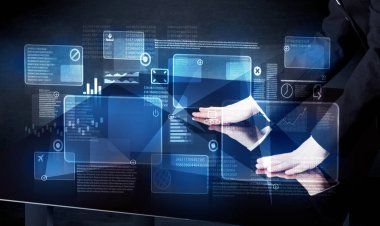 Teknoloji akıllı tablo arabirimi basarak adam