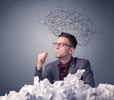 İşadamı buruşuk kağıt üzerinde