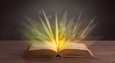 Kitap üzerinde sarı ışık 
