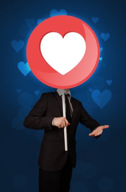 Kalp işareti tutan işadamı 