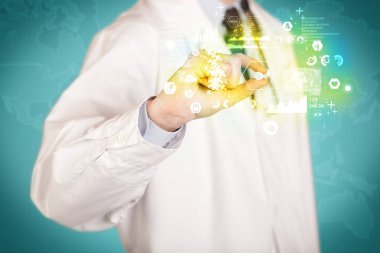 Doktor parmaklarının arasında hap tutuyor.