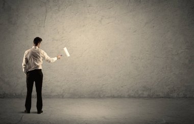 Boş duvarda duran tekerlekli patenci.