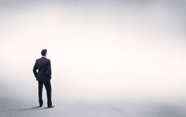 Boş beyaz arkaplanı olan satıcı