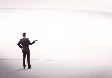 Çantası yerinde duran bir iş adamı.