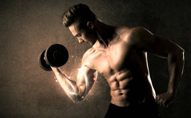 Vücut geliştirici enerji dolu beyaz çizgiler konseptiyle ağırlık kaldırıyor