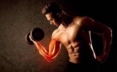Formda vücut geliştirici, kırmızı kas konseptiyle ağırlık kaldırıyor.