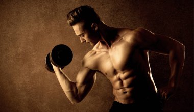 Kas formundaki vücut geliştirici sporcu ağırlık kaldırıyor 