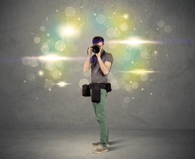 Yanıp sönen ışıkları olan fotoğrafçı