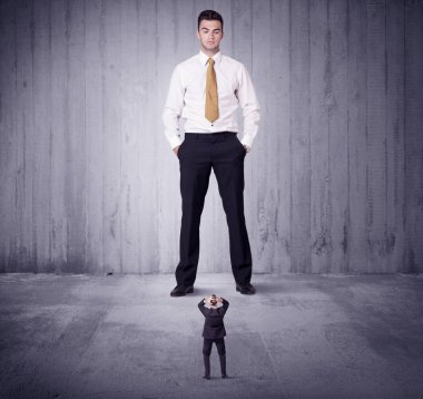 Büyük patron küçük iş adamına lokma atıyor.