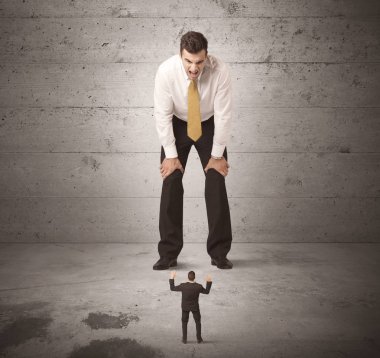 Büyük bir iş adamı küçük bir iş arkadaşına bakıyor.