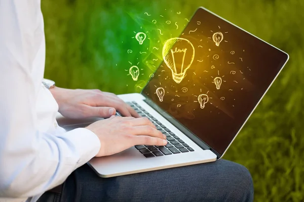 Nahaufnahme mit Laptop und Ideenlampe — Stockfoto