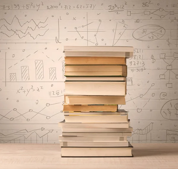 Une pile de livres avec des formules mathématiques écrites dans le style doodle — Photo
