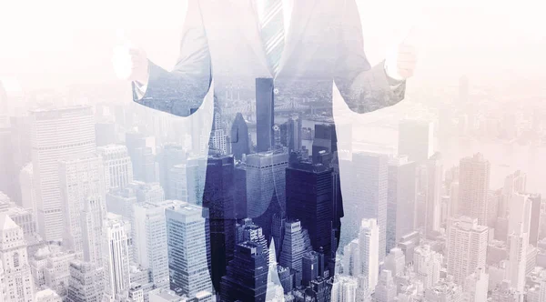 Uomo d'affari in piedi sul tetto con la città sullo sfondo — Foto Stock