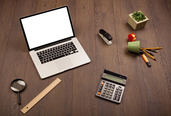 Meja bisnis dengan perlengkapan kantor dan backg putih laptop modern — Stok Foto