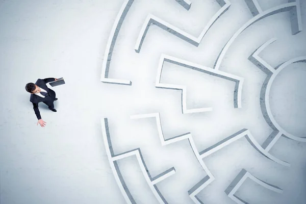Uomo d'affari guardando labirinto circolare con nessun posto dove andare — Foto Stock