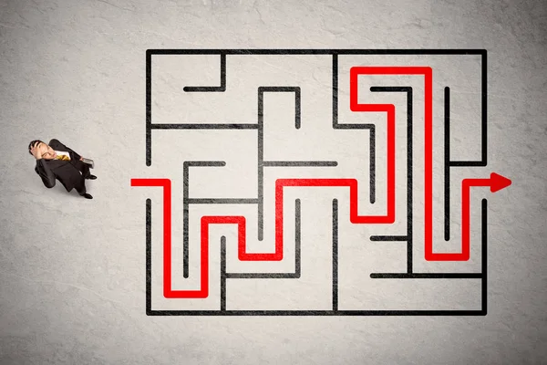 Elveszett üzletember alapít a út a labirintus a piros nyíl — Stock Fotó