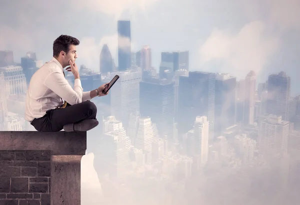 Verkäufer sitzt auf einem hohen Gebäude — Stockfoto
