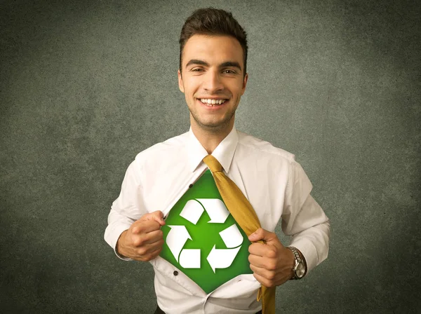 Enwiromentalistyczny biznesmen zrywający koszulę ze znakiem recyklingu — Zdjęcie stockowe