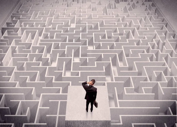 Uomo d'affari guardando labirinto dall'alto — Foto Stock