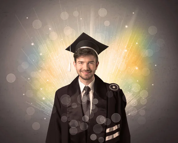 Ευτυχισμένος απόφοιτος με πολύχρωμα φώτα bokeg στο παρασκήνιο — Φωτογραφία Αρχείου