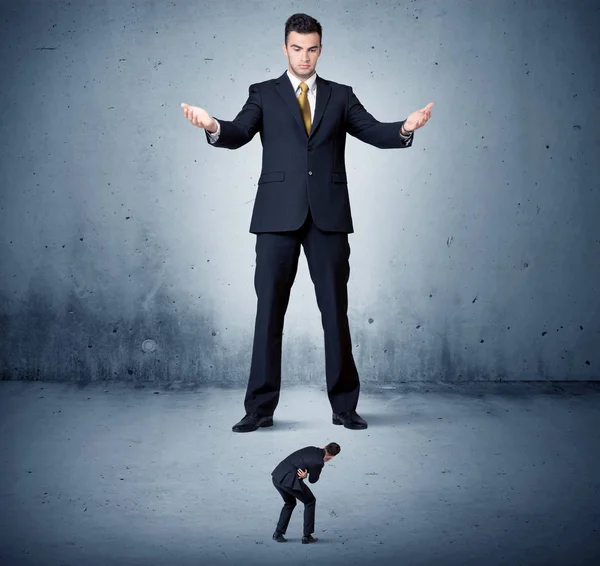 Angry huge business man lokking at small guy — Stock Photo, Image