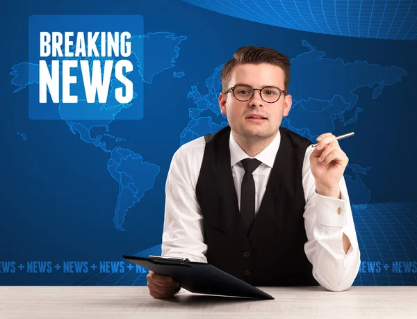 Television presenter in front telling breaking news with blue mo — Stock Photo, Image