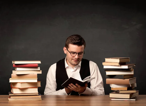 Professeur avec des livres — Photo