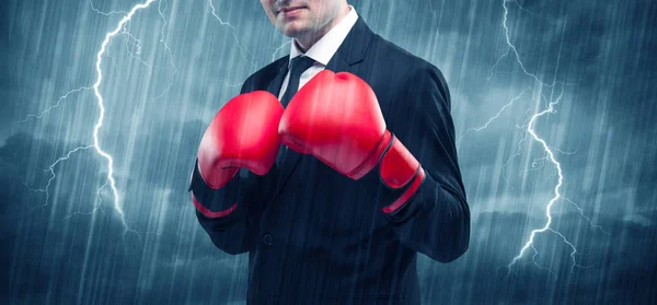 Empresário boxe na chuva — Fotografia de Stock