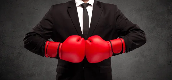 Empresario de boxeo con guantes de boxeo rojos —  Fotos de Stock