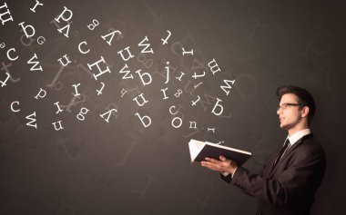 Genç adam kitap harfleri ile