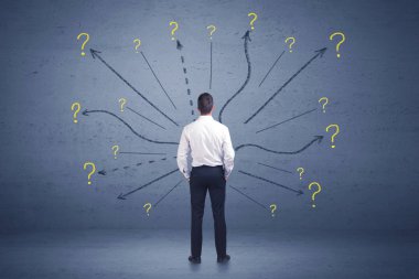 Çizgiler ve soru işareti önünde duran işadamı konsantrasyon işaretleri