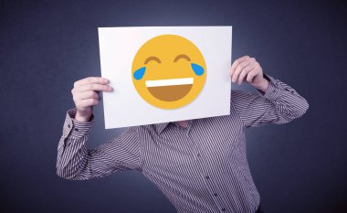 İfade gülüyor ile kağıt tutan işadamı