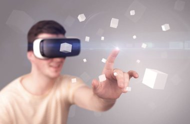 Adam sanal gerçeklik gözlüğü takıyor.