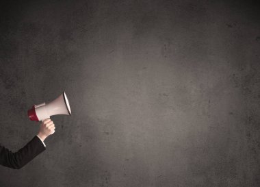 Düz arka plan üzerinde megafon