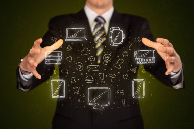 Ağ simgeleri tutan işadamı