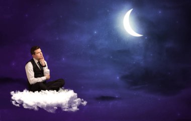 bulut üzerinde oturan adam