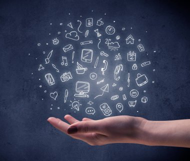 Karışık çizimler tutan el