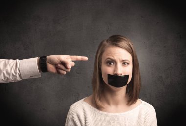 Kadına gösteren bir el