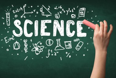 Olgun bilim adamı gemide çizim yapıyor.