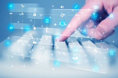 Yüksek teknoloji ortam simgeleriyle elele basılı klavye