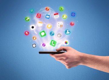 Tablet telefon app simgeleri ile tutan el