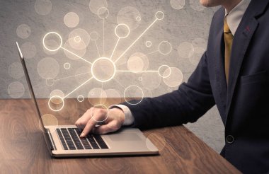 Dizüstü bilgisayarda yazan bilim işçisi