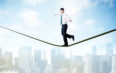 Şehrin yukarısındaki ip üzerinde yürüyen satıcısı